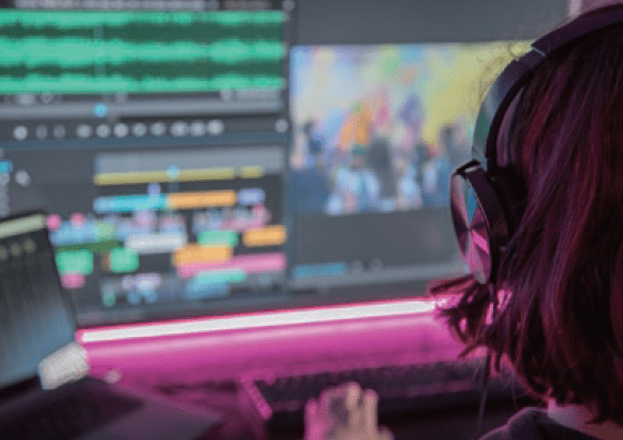 ゲーミングPCで動画編集をする女性