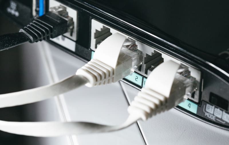 有線LANケーブルが接続されているルーター